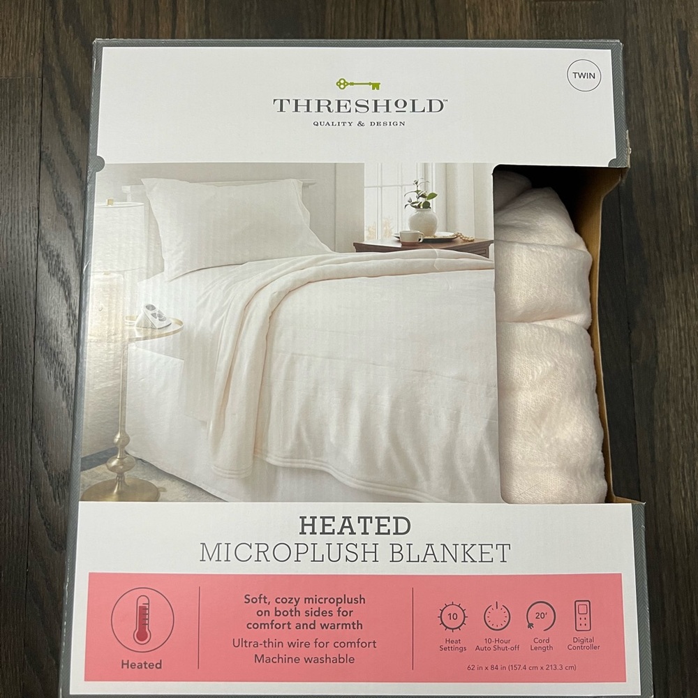 🔴SOLD VIA MERCARI🔴Threshold Heated Microplush Blanket - White/Cream Size Twin
